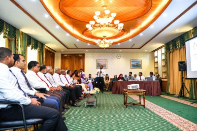 އެންމެ ކުޑަ މުސާރައިން އިގްތިސާދަށް އަރާފާނެ ލޮޅުންތަކާ މެދު މަޝްވަރާކޮށްފި