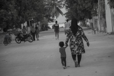މުނިކާފަ، ދަރިފުޅަށް ކުރި ގޯނާ މަންމަގެ ލޮލުން ދެކެ އަތުން ހިފި!