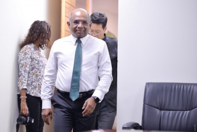ކޮމަންވެލްތު އޮފީހުގައި ދިވެހި ދިދަ ނަގަން ޝާހިދާއި އާޒިމް ލަންޑަނަށް