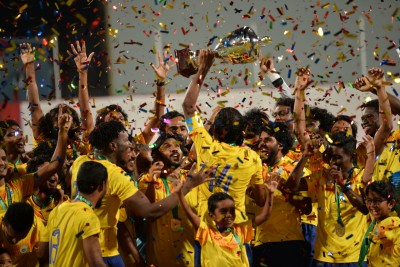 ފަހަތުން އަރައި ސުޕަ ޔުނައިޓެޑް ބަލިކޮށް ވެލެންސިއާއިން ތަށި އުފުލާލައިފި