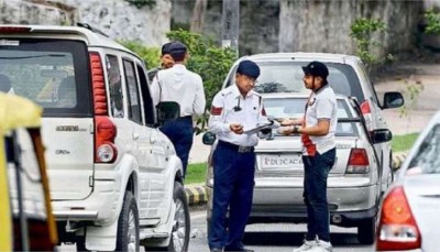 އިންޑިއާގައި ހެލްމެޓު ނާޅާ ކާރު ދުއްވި މީހަކު ޖޫރިމަނާކޮށްފި