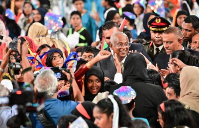 ހުރިހާ ކުދިން ރައީސް ވަށާލީ ސަލާންކުރަން