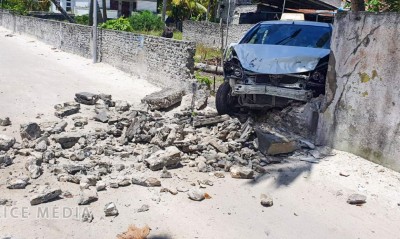 ފޭދޫގައި ހިނގި ކާރު އެކްސިޑެންޓެއްގައި ފާރެއް ވެއްޓިއްޖެ