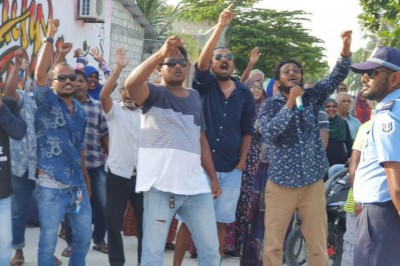 ރައީސް ނަޝީދު މަޑަވެއްޔަށް ވަޑައިގަތުމުން މުޒާހަރާކޮށްފި