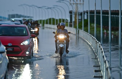 އުދައިގައި އެރި ގާތައް ނަގައި ސާފުކުރާތީ، ބްރިޖުން ދުއްވާ މީހުން ސަމާލުވާން އެދިއްޖެ