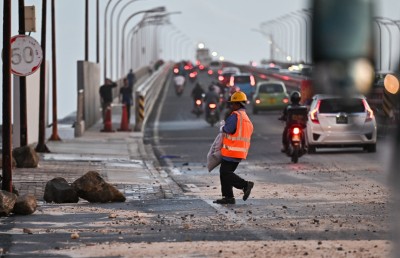 އުދައިގައި އެރި ގާތައް ނަގައި ސާފުކުރާތީ، ބްރިޖުން ދުއްވާ މީހުން ސަމާލުވާން އެދިއްޖެ