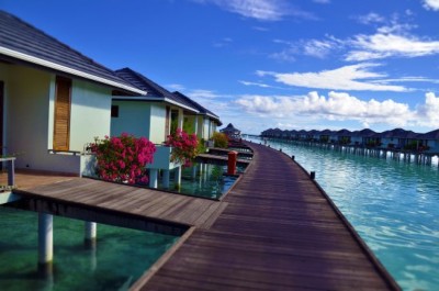 ކޮރޯނާވައިރަސް: ވިލާގެ ހުރިހާ މުވައްޒަފުންގެ މުސާރަ ކުޑަކުރަނީ