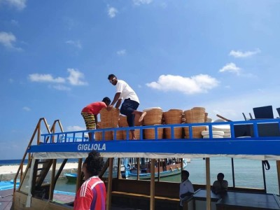 މޫފުށި ރިސޯޓުން ހިމަންދޫ ސްކޫލަށް ފަރުނީޗަރު ހަދިޔާކޮށްފި