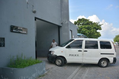 ބައްދަލުވުންތައް ހުއްޓާލުމުން ގައިދީން އޮފިސަރުންނަށް ހަމަލާދީ ހަމަނުޖެހުން ހިންގަނީ