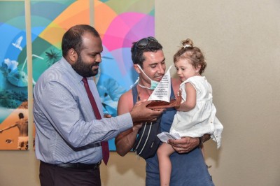 ކަރަންޓީނު ކުރި ކުޑަކުއްޖާ އާއި މައިންބަފައިންނަށް ހިލޭ ޗުއްޓީއެއް!