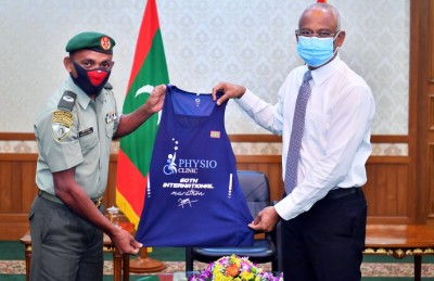 ނަސްރުގެ 60 ވަނަ މެެރެތަންގެ މެޑަލް ރައީސަށް