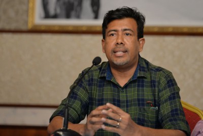 ޑޮކްޓަރުން އާދޭހާ އެކު އެދިލެއްވީ ދޮގު މައުލޫމާތު ނުފެތުރުމަށް