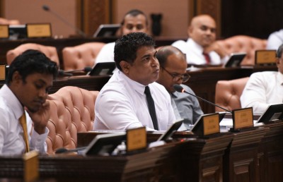 ބޭންކުތަކުން މިވަގުތު ވިޔަފާރިނުކޮށް، އިންޓަރެސްޓް ކަނޑާލަން ޖެހޭ: މެންބަރުން