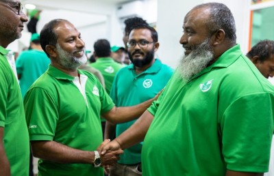 އިޔާޒު ވިދާޅުވީ، މުއިއްޒަށް ތާއީދު ކުރަނީ މަދު އިލްމުވެރިއެއް ކަމަށް