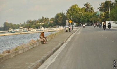 އައްޑޫގައި ތޫނު އެއްޗަކުން ހަމަލާދީ އެކަކު ޒަހަމްކޮށްލައިފި