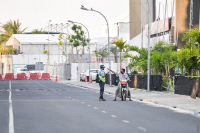 ކާފިއު ވަގުތުގައި ބޭރަށް ނިކުތުމުން ފުރަތަމަ ފަހަރަށް މީހަކު ޖޫރިމަނާ ކޮށްފި
