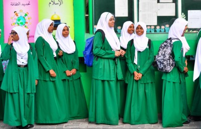 ސްކޫލްތައް ކައިރީގައި ޕާކުކޮށްފައި ހުރި ވެހިކަލްތައް ނަގަން އަންގައިފި