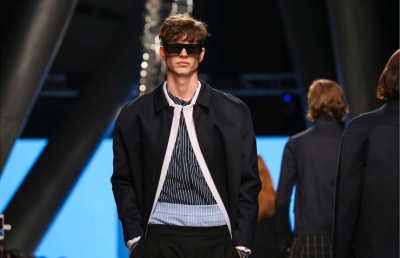 މެދުއިރުމަތީގައި ފިރިހެނުންގެ ފެޝަން ޝޯއެއް