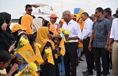 ރައީސްގެ ފަހަތުގައި ކުޅުދުއްފުށި އޮތްކަން ދައްކާލައިފި؛ ސަޕޯޓަރުންނާ ސަލާންކުރެއްވުމުގައި ގަޑިއިރެއް!
