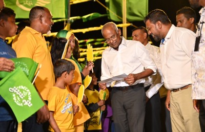 ރައީސަށް މަރުހަބާ ކިޔުމަށް މަކުނުދޫގަައި ފެއްސާއި ރީނދުލުގެ ދިގު ސަފެއް