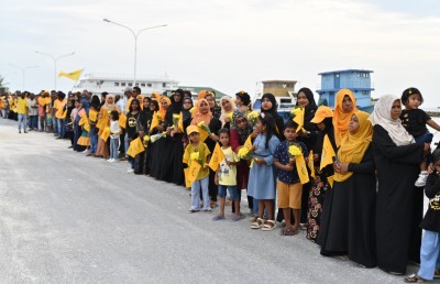 ރައީސްގެ ފަހަތުގައި ކުޅުދުއްފުށި އޮތްކަން ދައްކާލައިފި؛ ސަޕޯޓަރުންނާ ސަލާންކުރެއްވުމުގައި ގަޑިއިރެއް!