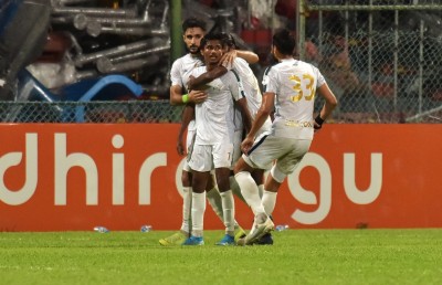 އީގަލްސް ބަލިކޮށް ގްރީން ސްޓްރީޓްސް ތިން ވަނަ އަށް