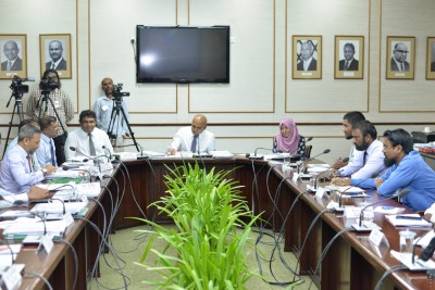 ލޯނުތަކަށް ލުއި ދޭންވާނީ ކުލިތައް ކުޑަވާގޮތަށް ކަމަށް މަޖިލީހުން ނިންމައިފި