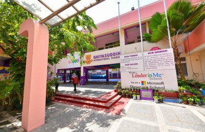 ޣިޔާސުއްދީންގެ ނުވަޔަކުން ދަށުގެ ދަރިވަރުންނަށް ސްކޫލު ބަންދުކޮށް އޮންލައިންކޮށް ކިޔަވައިދޭން ފަށައިފި