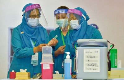 ފުރަތަމަ ވެކްސިން ޖެހީ ރައްކާތެރިކަމުގެ ޔަގީންކަމާ އެކު: ޑރ. ޝިރާނީ