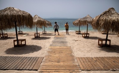 ގައިދުރުވެ ތިބެ، ގްރީސްގެ މީހުން އަތިރިމަތީގައި