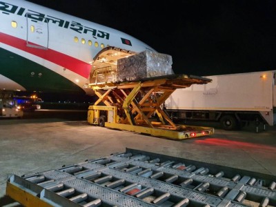 ކޮވިޑް ވިލެޖަށް ބޭނުންވާ ބައެއް ސާމާނު ބަންގްލަދޭޝްގެ ފްލައިޓެއްގައި ގެނެސްފި