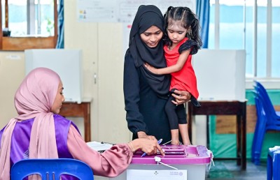 މުއިއްޒު މާ ކުރީގައި، 450 ފޮށިން 12،000 ވޯޓު ތަފާތު