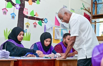 މުއިއްޒު މާ ކުރީގައި، 450 ފޮށިން 12،000 ވޯޓު ތަފާތު