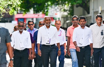 މުއިއްޒު މާ ކުރީގައި، 450 ފޮށިން 12،000 ވޯޓު ތަފާތު