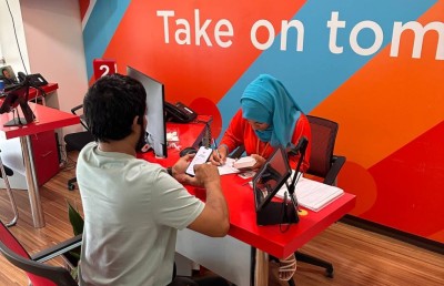 ދިރާގުން އައިފޯނު ޕްރީއޯޑާކުރި ކަސްޓަމަރުންނަށް ފޯނު ހަވާލުކުރަނީ