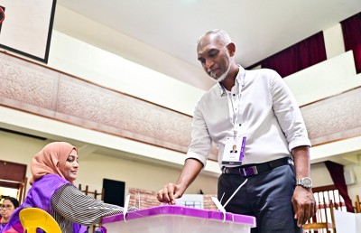 މުއިއްޒު މާ ކުރީގައި، 450 ފޮށިން 12،000 ވޯޓު ތަފާތު