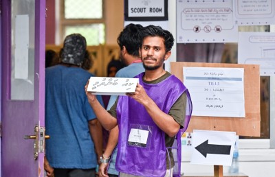 މުއިއްޒު މާ ކުރީގައި، 450 ފޮށިން 12،000 ވޯޓު ތަފާތު