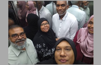 ކާމިޔާބަށްފަހު މުއިއްޒަށް އެންމެ ފުރަތަމަ މަރުހަބާ ދެންނެވީ މަންމާފުޅު