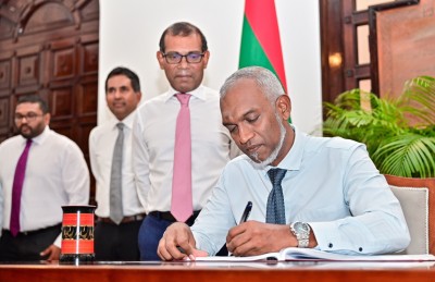 އިންތިހާބީ ރައީސް މުއިއްޒާއި މަޖިލީހުގެ ރައީސް ނަޝީދު ބައްދަލުކުރައްވައިފި