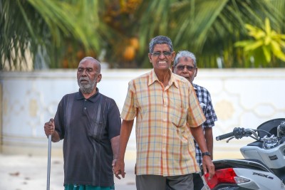 އުމުރުން ދުވަސްވީ މީހުން ކަސްރަތަށް ބޭރަށް ދާއިރު ރަނގަޅީ މާސްކު ނޭޅުން