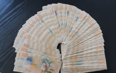 އައްޑޫ މަގެއް މަތިން ހޮވި އެއްލައްކަ ރުފިޔާ ފުލުހާ ހަވާލުކުރީ ބިދޭސީއެއް