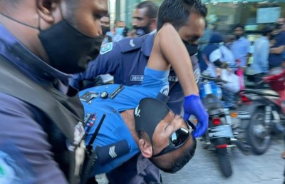 މުޒާހަރާގައި ދެ ފުލުހަކަށް އަނިޔާވި؛ އިދިކޮޅުން ބުނީ ގޯސް ހެދީ ފުލުހުން ކަމަށް