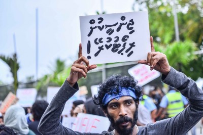 ކުޑަކުއްޖަކާ އެކި ފަހަރުމަތީން "ބެހުނު" ދެމީހަކު ހައްޔަރުކޮށްފި