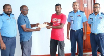 މަގުމަތިން ހޮވި އެއްލައްކަ ރުފިޔާ ހަވާލުކުރި ބިދޭސީ މީހާގެ އަގުވަޒަންކޮށްފި