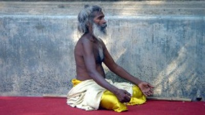 ކޮވިޑް19ގެ ފަރުވާޢެއްކަމަށްބުނެ އަތަށް ބޮސްދިން މީހާ ކޮވިޑް19ޖެހިގެން މަރުވެއްޖެ