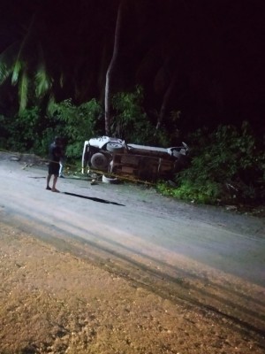 ރުކެއްގައި ޖެހި ފުލުހުންގެ ވެހިކަލެއް ފުރޮޅާލައިފި