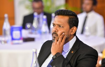 ސިޔާސީ ބޭނުމަށް ކުންފުނިތައް ނޮޅާލުން: ރިހޭ ފައިގައި ޖެހުން ކަހަލަ ކަމެއް!