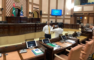 ޖަލްސާ ނުބޭއްވުމުން، އެމްޑީޕީ މެންބަރުން ތަޅުމުން ނުނިކުމެ އިހުތިޖާޖުގައި!