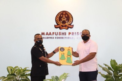 މާފުށީ ޖަލުގެ ގައިދީން ފެހި ފޭސް މާސްކުތަކެއް އެ ރަށު ސްކޫލަށް ހަދިޔާކޮށްފި