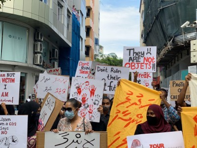 ރޭޕްކުރުން ހުއްޓުވުމަށް ގޮވާލައި ޖެންޑާ މިނިސްޓްރީ ކައިރީ މުޒާހަރާ ކުރަނީ